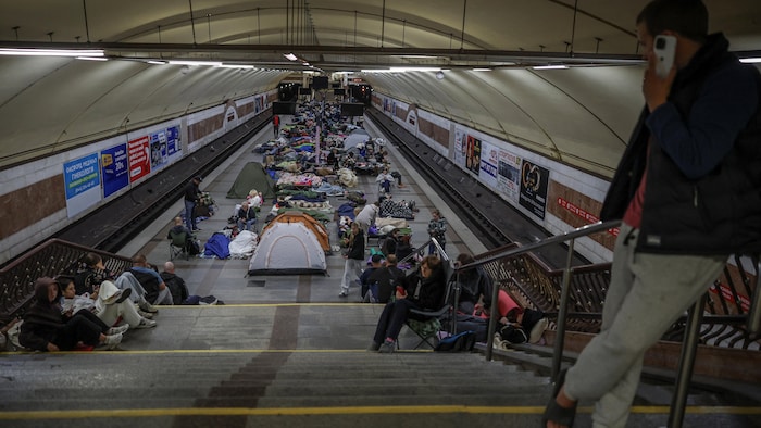 Des résidents de Kiev se sont réfugiés dans le métro.