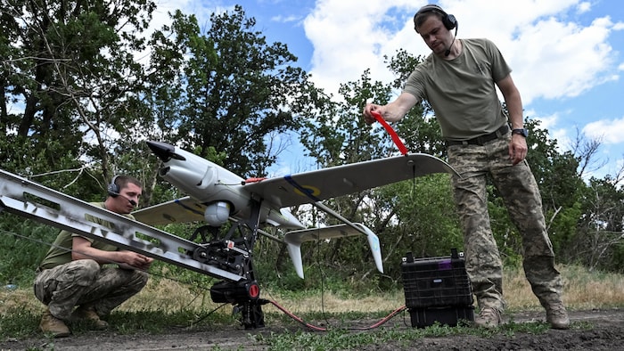 Des militaires ukrainiens se préparent à lancer un drone vers le territoire russe.