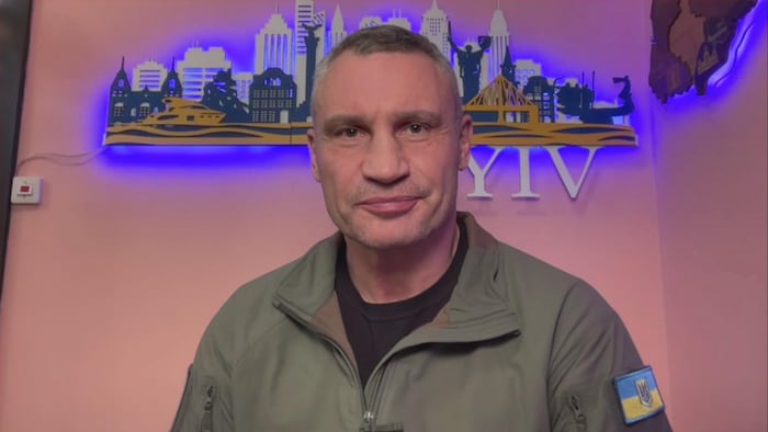 Vitali Klitschko regarde son écran lors d'une entrevue par visioconférence avec Patrice Roy.