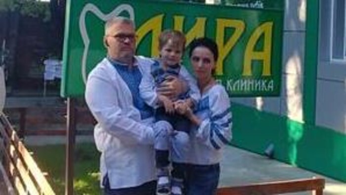 Eduard Usov, son fils et son épouse Olha devant un restaurant.