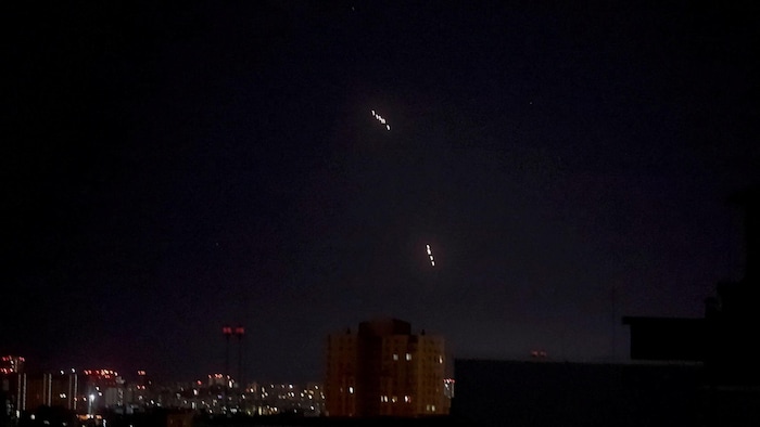 Des missiles russes, probablement Oreshnik, traversent le ciel Kiev.