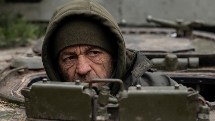Un soldado ucraniano en un carro blindado.