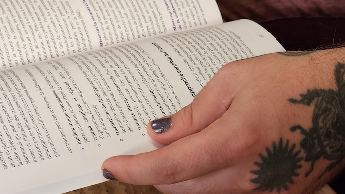Gros plan sur des mains et le guide.