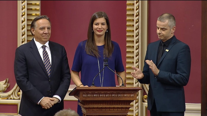 La nouvelle députée de Louis-Hébert, Geneviève Guilbault, est accompagnée à sa droite du chef de la Coalition avenir Québec, François Legault, lors de son assermentation.
