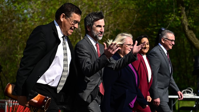 Buckley Belanger, Steven Guilbeault, Jill McKnight, Anita Anand et Heath MacDonald marchent côte à côte vers Rideau Hall.