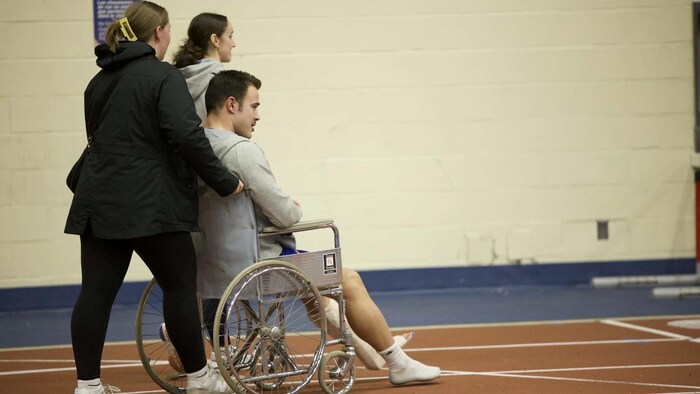Guillaume Basque dans un fauteuil roulant.