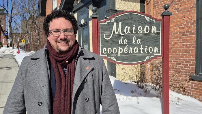 Guillaume Brien devant la Maison de la coopération.
