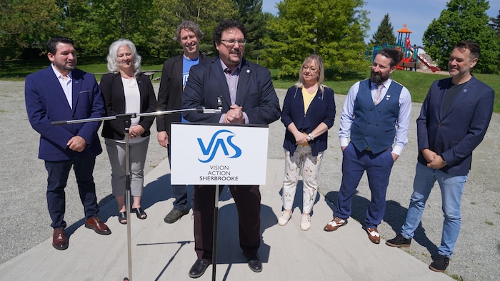 Guillaume Brien, candidat à la mairie, entouré de son équipe de Vision Action Sherbrooke.