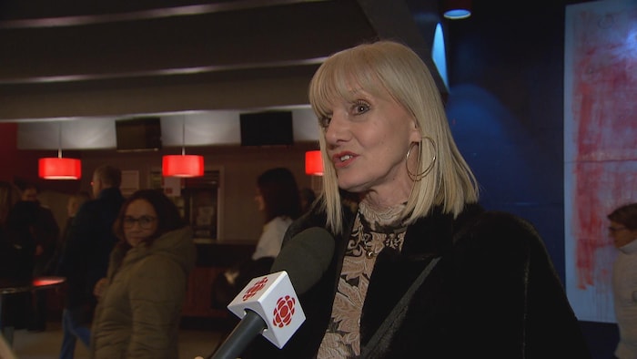 Sylvie Beaumont parle au micro.