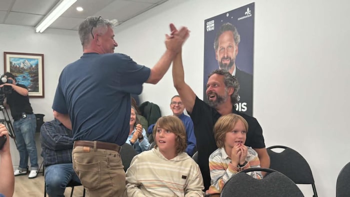 Deux hommes qui se tapent dans la main.