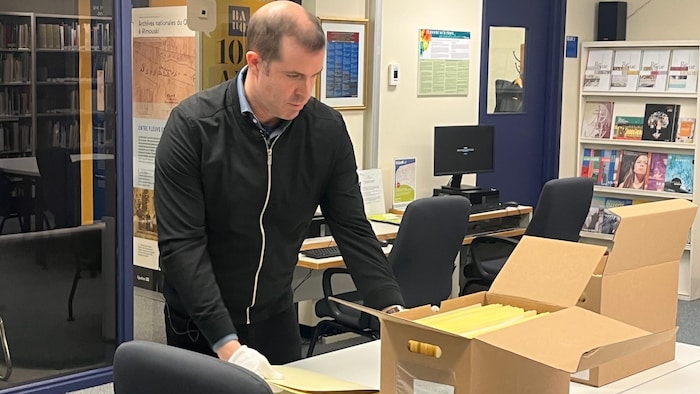 Guillaume Marsan consulte un registre.