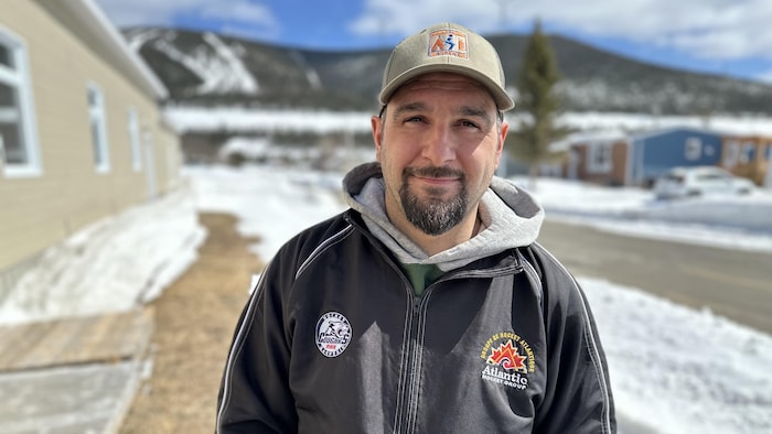 Guillaume Molaison, le président-directeur général du Chic-Chac, se tient devant le mont Porphyre, il porte une casquette.
