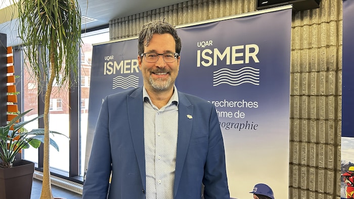 Portrait du directeur de l'Institut des sciences de la mer, Guillaume St-Onge, dans les bureaux administratifs de l'institution de recherche.