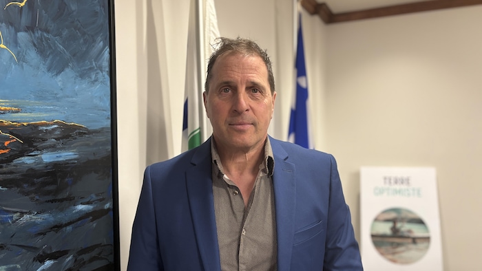 Guillaiume Tremblay pose devant la caméra.