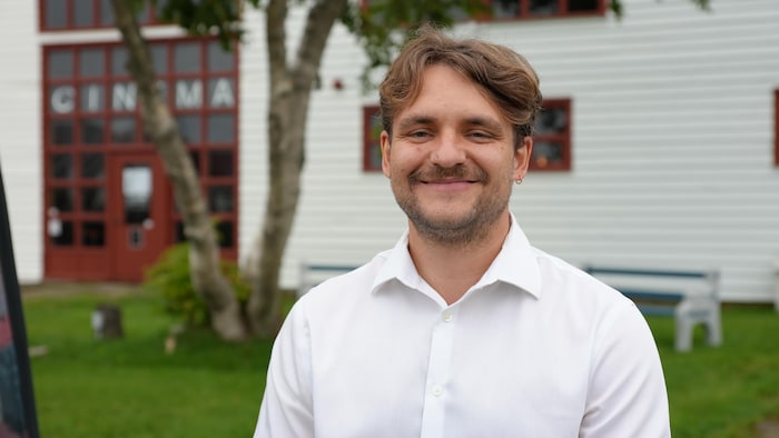 Portrait de Guillaume Whalen devant le Centre d'art de Percé.