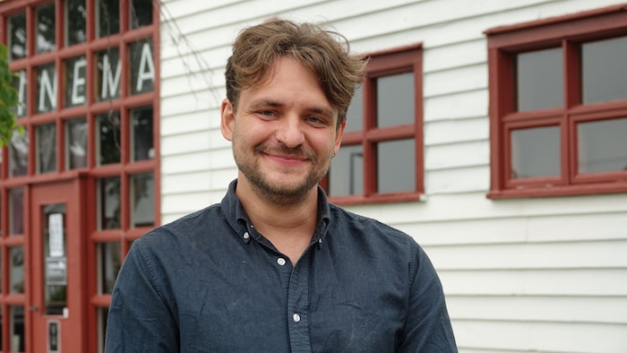 Guillaume Whalen devant le Centre d'art de Percé.