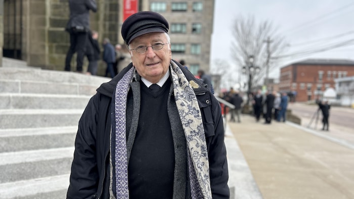 Guillermo Di Andrea, metteur en scène et ami d'Antonine Maillet, devant la cathédrale Notre-Dame-de-l’Assomption, à Moncton, au Nouveau-Brunswick. 