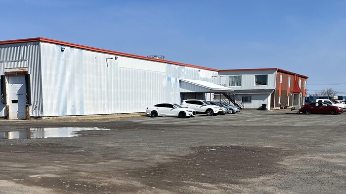 La devanture de l'usine de Guitabec à Princeville. 