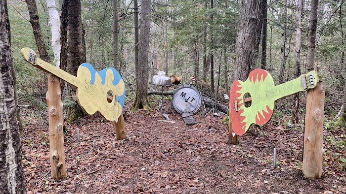 Des guitares et des tambours dans un sentier de randonnée pédestre.
