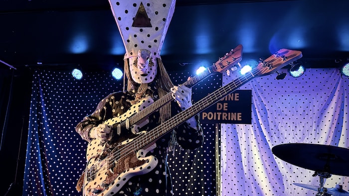 Le guitariste du groupe Angine de Poitrine joue face au public à Baie-Comeau. 