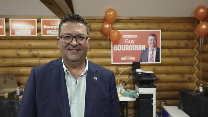 Guy Bourgoin dans son bureau de campagne. 