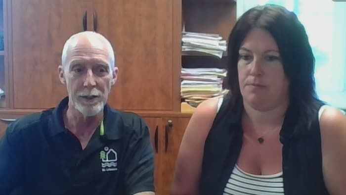 Le directeur des travaux publics de Saint-Ubalde, Guy Cauchon, et la directrice générale, July Bédard.
