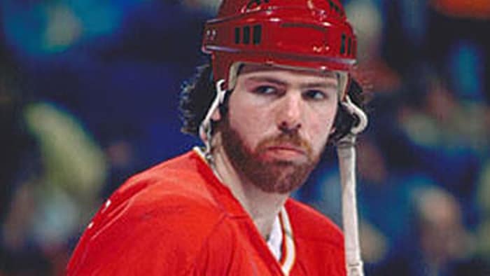 Il porte un casque de hockey détaché.