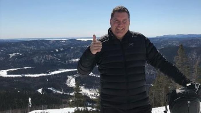 Guy Desroches avec un pouce en l'air.