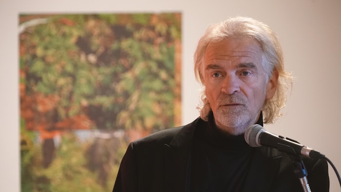 Guy Dionne dans l'un des salles du Musée.