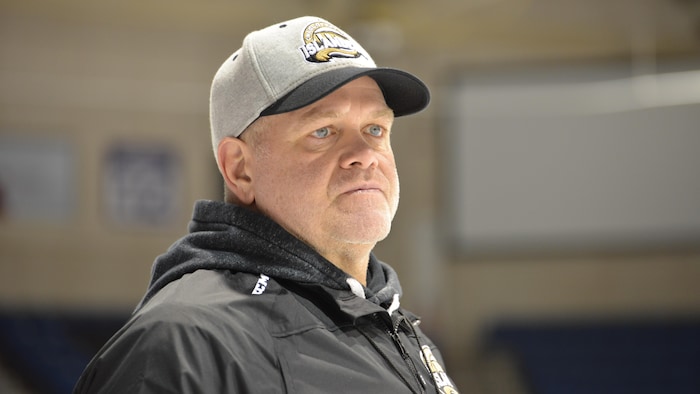 Guy Girouard, l'entraîneur-adjoint des Islanders des Charlottetown regarde au loin.