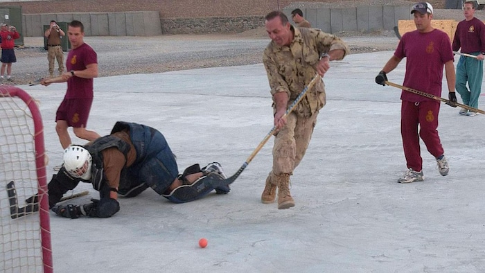 Guy Lafleur lors de l’une de ses visites en Afghanistan dans le cadre du programme de commodités et de tournées de spectacles pour les troupes.