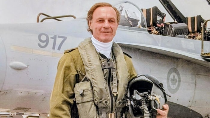 Guy Lafleur habillé en pilote.