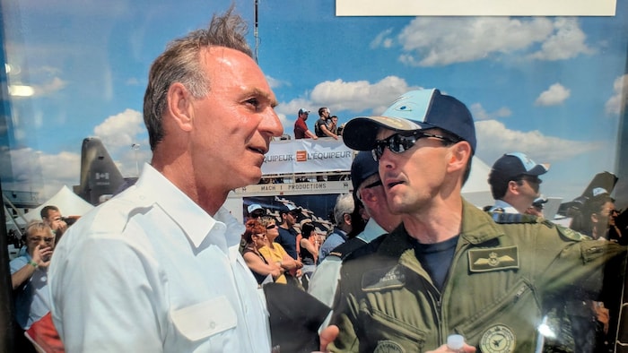 Guy Lafleur en compagnie d'un militaire en 2009.