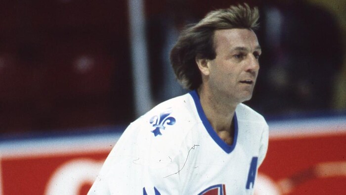 蒙特利尔加拿大人队( Canadien de Montréal) 的偶像人物盖伊·拉弗勒（Guy Lafleur）在1991年的一场比赛中。