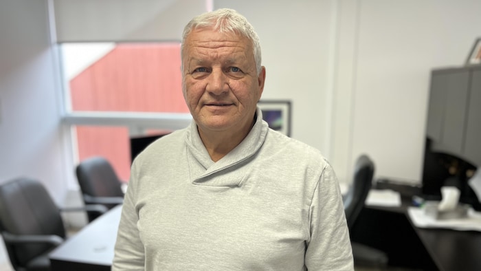Guy Lafrenière dans son bureau à Lebel-sur-Quévillon.