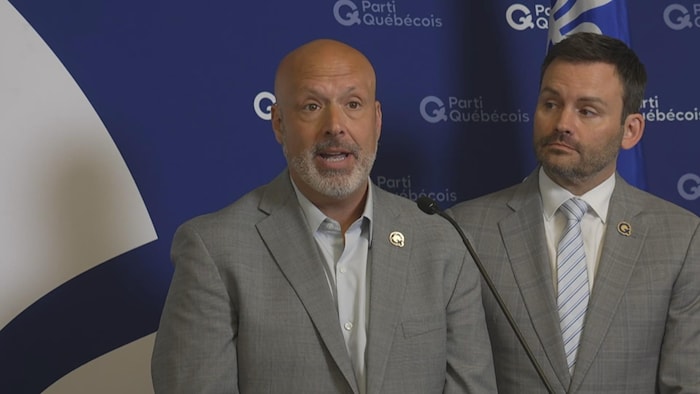 Guy Lapointe s'adresse aux journalistes en compagnie de Paul St-Pierre Plamondon.