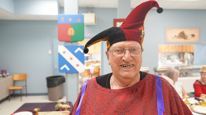 Un homme avec un chapeau de fou du roi.