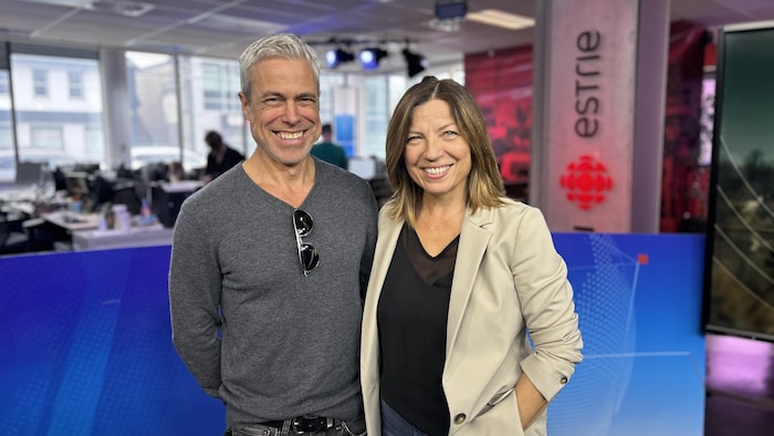 Un homme et une femme dans les studios de Radio-Canada Estrie.