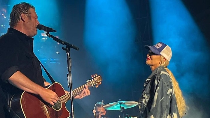 Blake Shelton and Gwen Stefani performing.