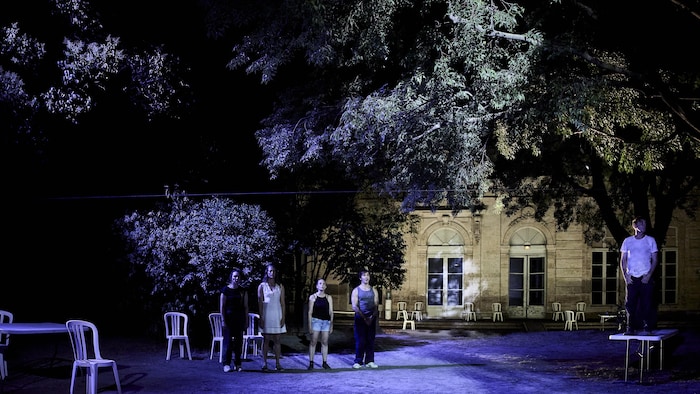 Des acteurs dans un jardin.