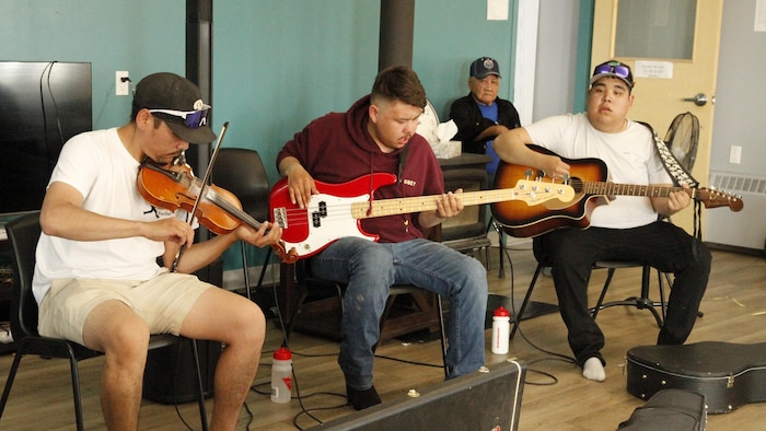 Nolan Kasook joue du violon, Tyren Kisoun de la guitare basse et Jeremy Allen de la guitare acoustique. 