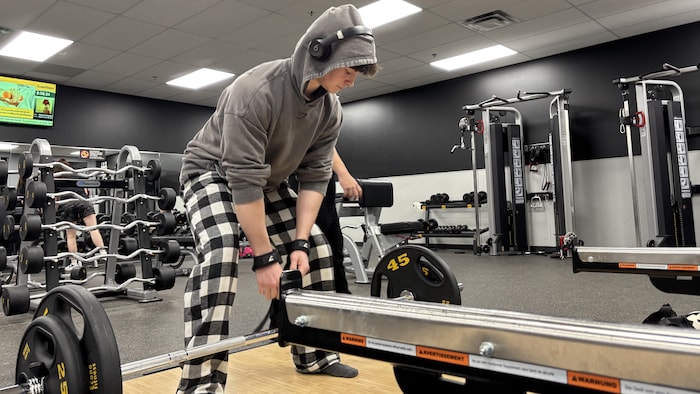 Zackary Turgeon s'apprête à soulever une barre.