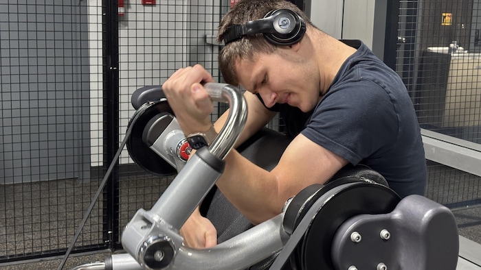Félix-Antoine en train de s'entraîner au gym.