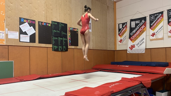 Une gymnaste saute sur un trampoline.