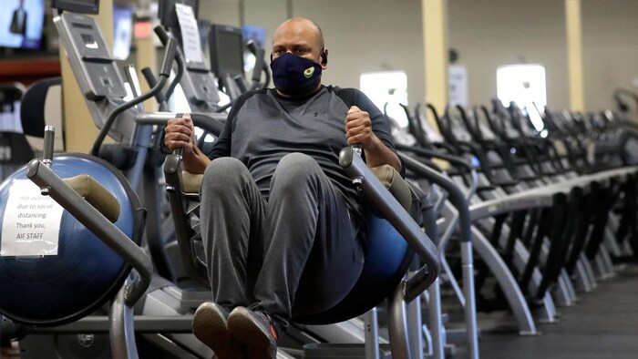 Un homme s'entraîne dans un gym.