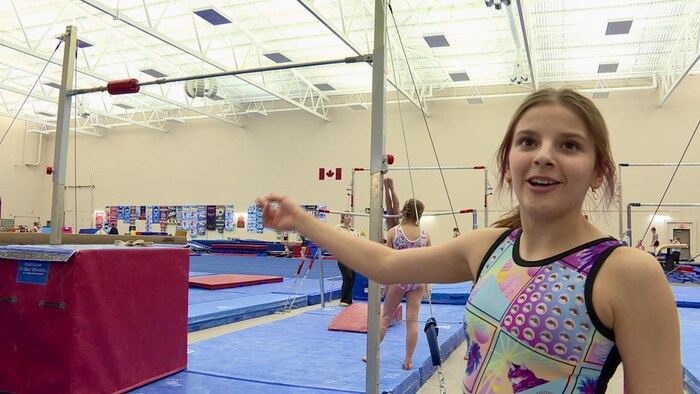 Une jeune gymnaste dans un gymnase acrobatique.
