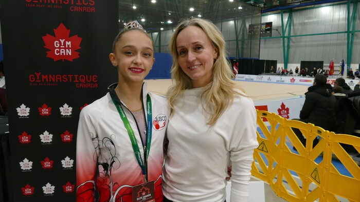 Une jeune femme et une adulte côte à côte, le 16 février 2025 à Regina. 