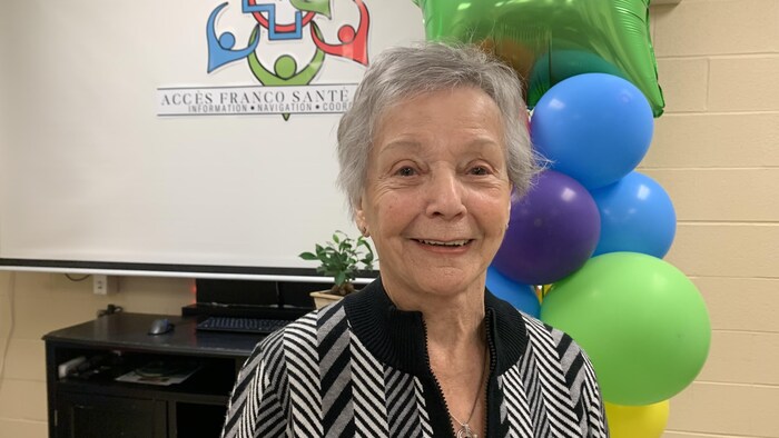 Un portrait de Huguette Habel qui sourit.