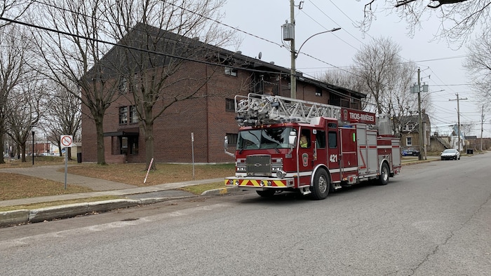 Un camion de pompier devant un HLM.