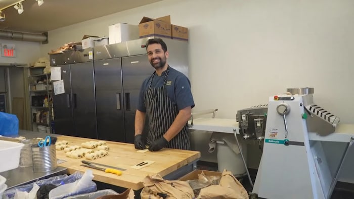 Hadrien Verrier prépare une pâtisserie.